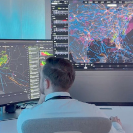 Operario de la FAA trabajando con el nuevo sistema SMART con IA.