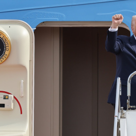 El presidente de EEUU, Donald Trump, hace un gesto mientras se sube el Air Force One para partir hacia Corea del Sur.