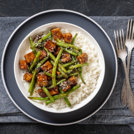 Judías verdes salteadas con tofu.