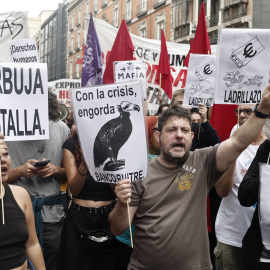 Cientos de personas se manifiestan en las inmediaciones del Congreso por la votación de los dos decretos de vivienda.