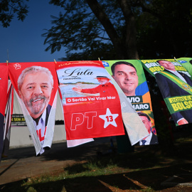 Banderas de Lula y Flávio Bolsonaro.
