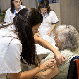 Inicio de la campaña de vacunación contra la gripe y la covid en una residencia de mayores