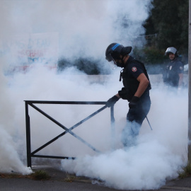 EuropaPress_7814290_01_october_2026_france_anglet_police_officer_wearing_helmet_and_visor_walks