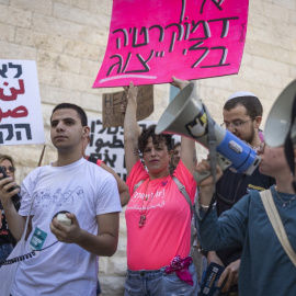 Manifestantes de izquierda israelíes se concentran frente al Tribunal Supremo de Jerusalén el 1 de octubre de 2026