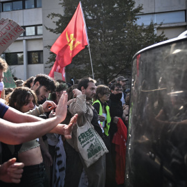 Protestas en Saint-Denis (París), este jueves.