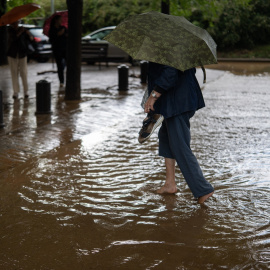 EuropaPress_7807659_mujer_cruza_traves_lluvia_acumulada_calle_barrio_canyelles_nou_barris_29