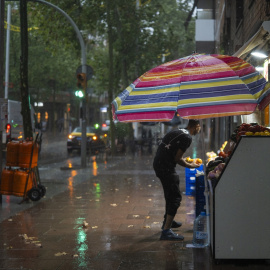 EuropaPress_7808290_hombre_fruteria_barrio_canyelles_nou_barris_29_septiembre_2026_barcelona