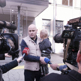 Andris Kulbergs vota junto a su hijo en Riga, el 3 de octubre de 2026.