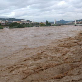 El riu Besòs, amb el cabal molt alt al seu pas per Santa Coloma de Gramenet a dos quarts de nou del matí de diumenge  (diumenge 04 d’octubre del 2026)