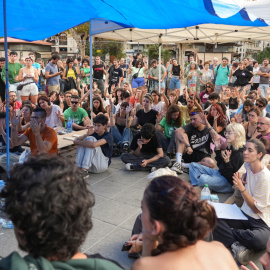 Decenas de personas acampadas en la Plaza del Ayuntamiento, este domingo, en València.