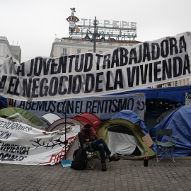 Cientos de personas continúan acampadas por el derecho a la vivienda, en la Puerta del Sol, este domingo 4 de octubre.