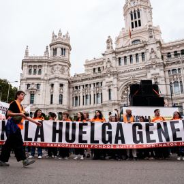 Numerosas personas sostienen una pancarta con lema 'Hacia la huelga general' durante la manifestación para exigir una reducción del precio de los alquileres de la vivienda.