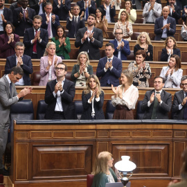 El presidente del Gobierno, Pedro Sánchez, recibe el aplauso de la tribuna socialista durante una sesión plenaria, en el Congreso de los Diputados, a 2 de octubre de 2026