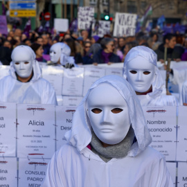 Imagen de archivo de asistentes a la marcha vestidas con máscaras blancas y en representación de las mujeres asesinadas por la violencia machista en Valencia.
