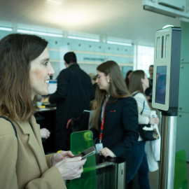 Una mujer prueba un sistema de reconocimiento biométrico.