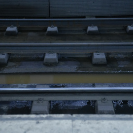 Aigua a les vies del tren durant el temporal de pluges