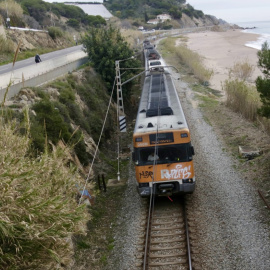 Un tren de Rodalies de la línia R1 circula pel Maresme, en una imatge d'arxiu. 01/02/2026