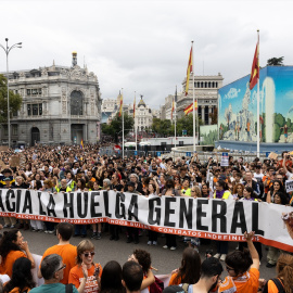 Numerosas personas sostienen una pancarta con el lema "Hacia la huelga general" durante la manifestación por la vivienda, a 3 de octubre de 2026.