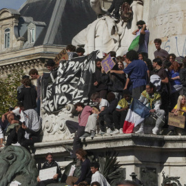 Miles de personas concentradas en la plaza de la República de París para exigir mejoras en el sistema educativo francés.