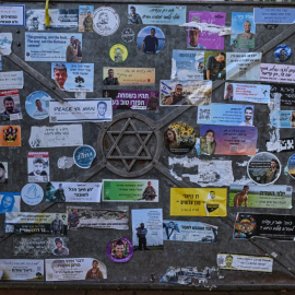 La puerta metálica del JCC de Cracovia llena de fotos y nombres de rehenes israelíes en la víspera del tercer aniversario de los ataques de Hamás del 7O (Polonia) 06.10.26
