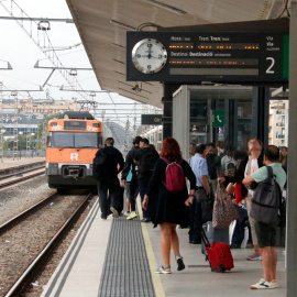 Un tren sortint de l'estació de Girona