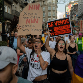 Decenas de personas durante una manifestación por la vivienda, a 3 de octubre de 2026, en Vigo.