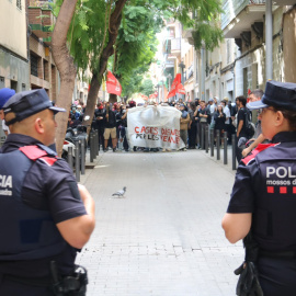 Dos agents dels Mossos d'Esquadra en la concentración para parar el deshaucio del bloque