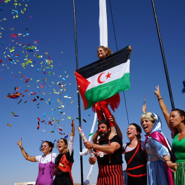 Artistas de Pallasos en Rebeldía durante una actuación en los campamentos saharauis de Tinduf (Argelia), en 2026