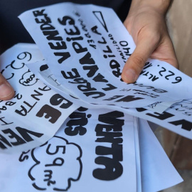 Imagen de varios panfletos de compra o venta de viviendas.