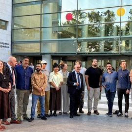 Imagen de archivo de los 11 activistas de Greenpeace antes del comienzo del juicio del que han quedado absueltos.