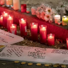 Varias personas dejan velas y mensajes en la vivienda de Maricarmen, a 7 de octubre de 2026, en Madrid.