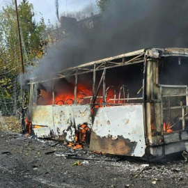 Estado del autobús alcanzado por una bomba aérea en Kramatorsk