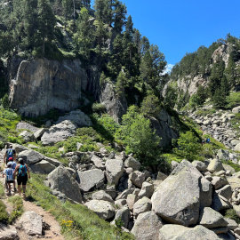 Uns excursionistes a la zona perifèrica del Parc Nacional d'Aigüestortes