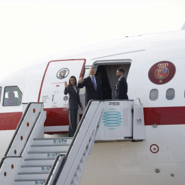 La Reina Letizia y el Rey Felipe VI durante la despedida con honores celebrada en el aeropuerto ante su viaje de Estado a Finlandia, a 05 de octubre de 2026