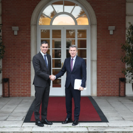 El presidente del Gobierno, Pedro Sánchez (i), recibe al presidente del Partido Popular, Alberto Núñez Feijóo (d), en el Palacio de la Moncloa, a 13 de marzo de 2025