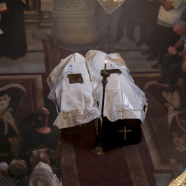 Funeral cristiano de una madre y su hija celebrado en la iglesia de San Porfirio, en la ciudad de Gaza, el 3 de octubre de 2026. Ambas fallecieron en un bombardeo que tuvo como objetivo su piso.