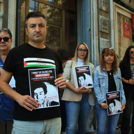 El secretari general de la UGT de les comarques de Tarragona, Jorge Porter, entre altres membres del sindicat durant el minut de silenci fet en record a la Maricarmen