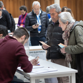 Dos persomas votando en un colegio electoral en Soria, a 15 de Marzo de 2026.