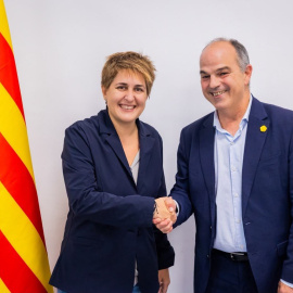 La secretària general del Partit Nacionalista de Catalunya, Marta Pascal, estreny la mà del secretari general de Junts, Jordi Turull