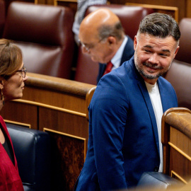 EuropaPress_6943869_ministra_sanidad_monica_garcia_conversa_portavoz_erc_congreso_gabriel (1)