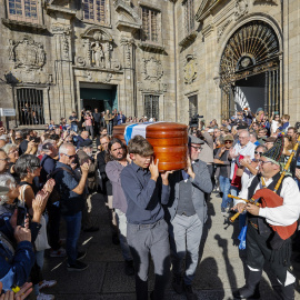 El féretro con los restos mortales de Xosé Manuel Beiras, a la salida hoy viernes del Museo do Pobo Galego.