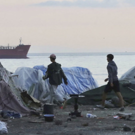 Desalojo de migrantes en la antigua fábrica de Guano a primera hora del domingo 11 de octubre.