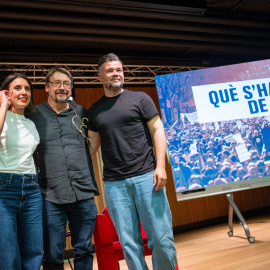 El portavoz de ERC en el Congreso de los Diputados, Gabriel Rufián (d) y la secretaria política de Podemos y eurodiputada, Irene Montero (i), durante el diálogo 'Què s'ha de fer?', moderada por Xavier Domènech (c), a 9 de abril de 2026, en Barcelona