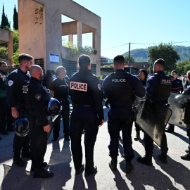 Agentes de Policía frente al instituto Joseph-Lakanal.