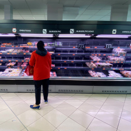 Foto de archivo de refrigeradores de carne en un supermercado.