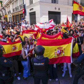 La Policía Nacional y manifestantes ultras frente a la acampada de la Puerta del Sol