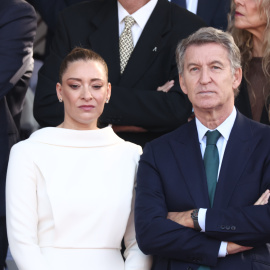 La portavoz del PP en el Congreso, Ester Muñoz, y el presidente del Partido Popular, Alberto Núñez Feijóo, durante el acto solemne de homenaje a la bandera nacional y desfile militar por el 12 de octubre, Día de la Hispanidad, en la Plaza de Cánovas del C