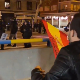Manifestante ultra provisto de rojiguada.