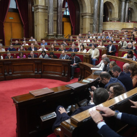 Imagen de archivo de una votación en el Parlament de Catalunya.