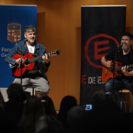 Los integrantes de Estopa, David Muñoz y José Manuel Muñoz, durante el anuncio de su nuevo disco, a 13 de octubre de 2026.